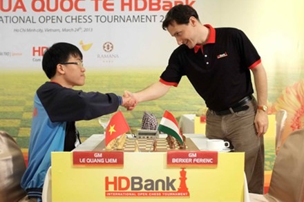 Le Quang Liem triumphs at HDBank chess tournament 2013 - ảnh 1